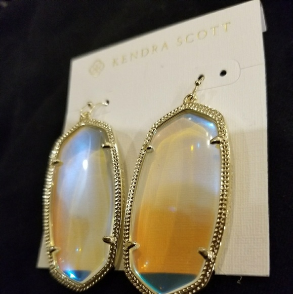 NWT Kendra Scott Danielle Earrings in Gold - Picture 3 of 6